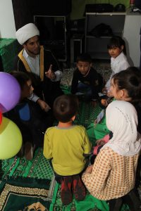 Дети общаются с имамом